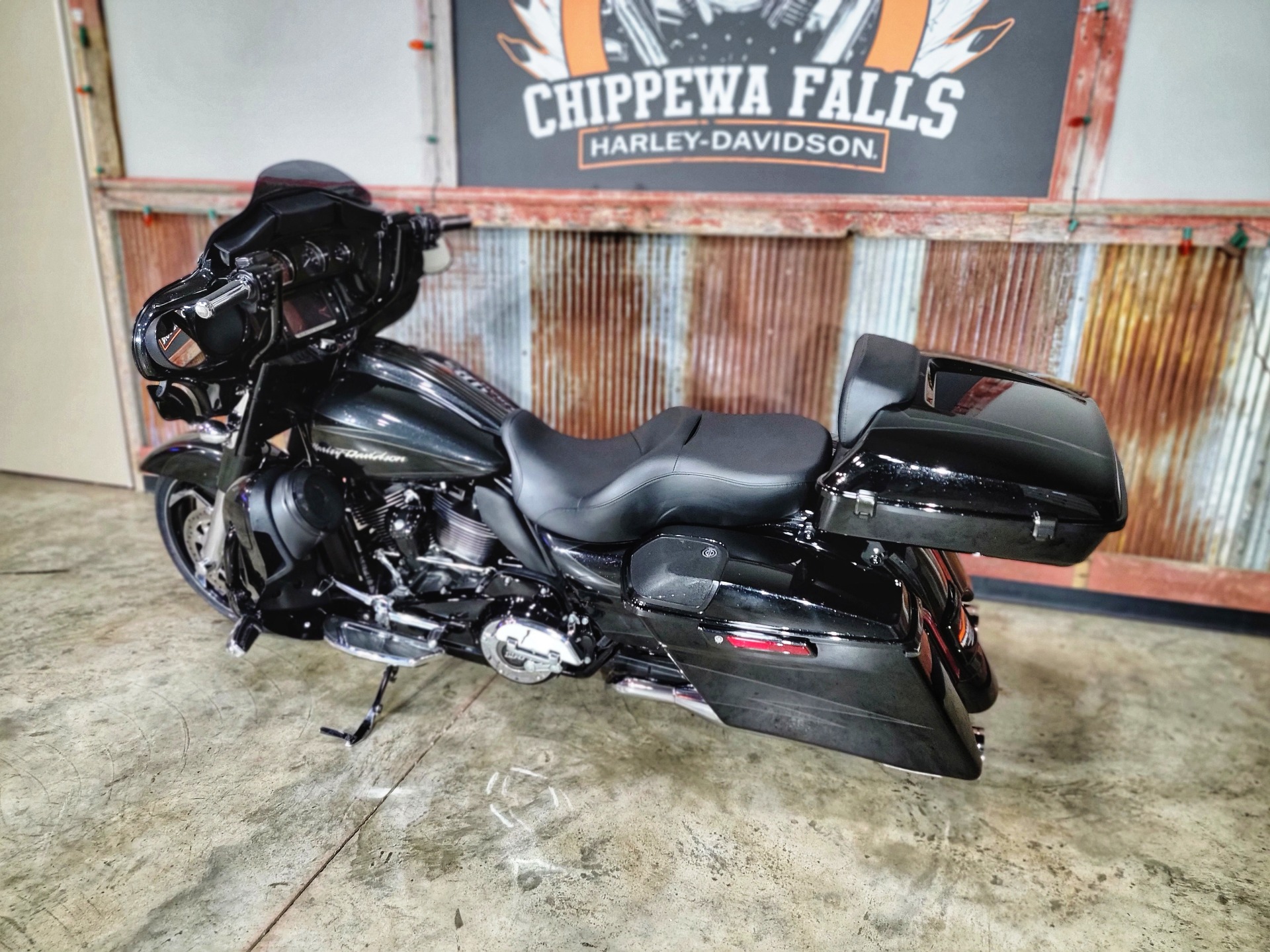 2017 Harley-Davidson CVO™ Street Glide® in Chippewa Falls, Wisconsin - Photo 15