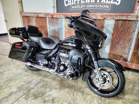 2017 Harley-Davidson CVO™ Street Glide® in Chippewa Falls, Wisconsin - Photo 4