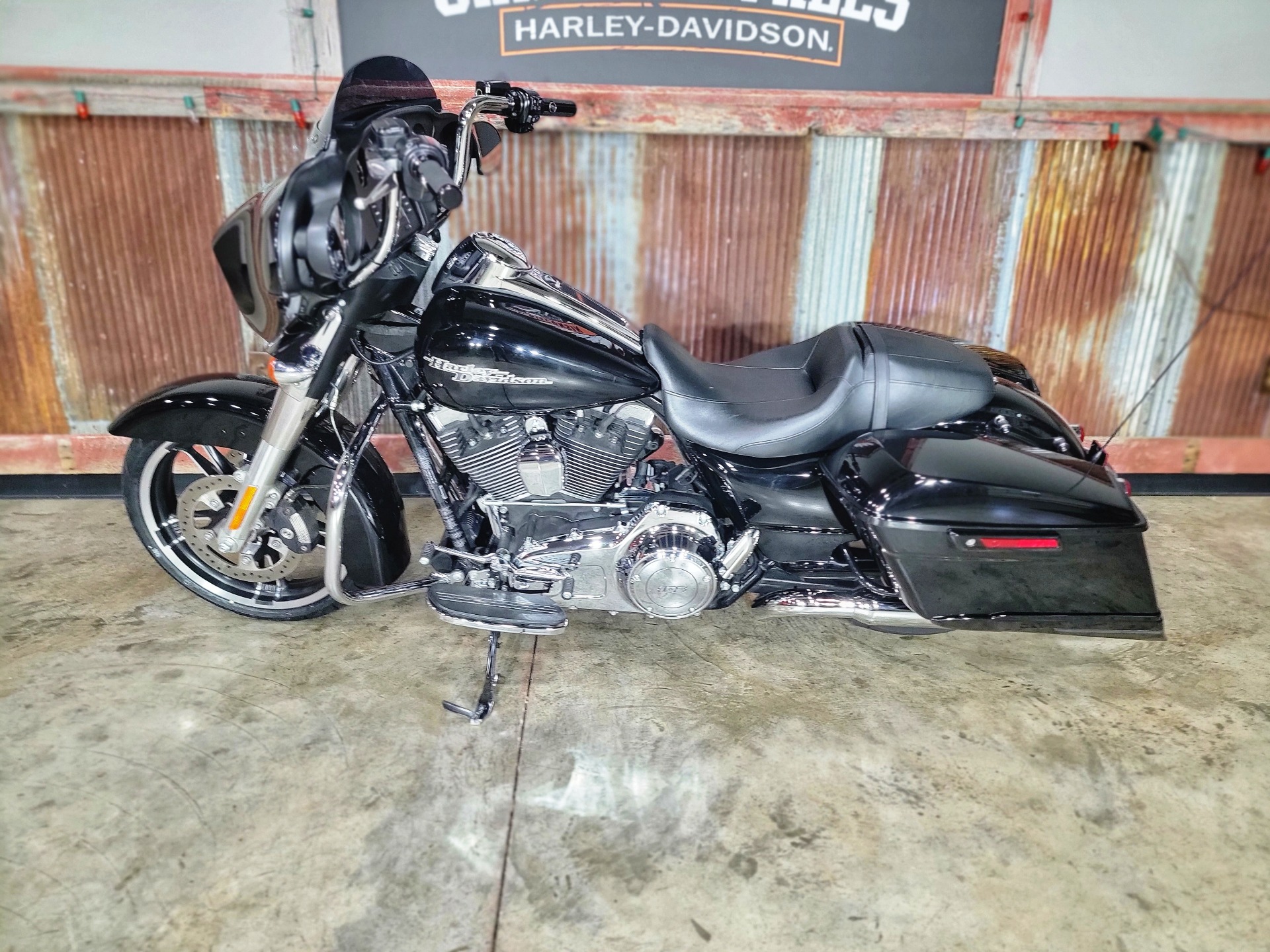 2015 Harley-Davidson Street Glide® in Chippewa Falls, Wisconsin - Photo 11