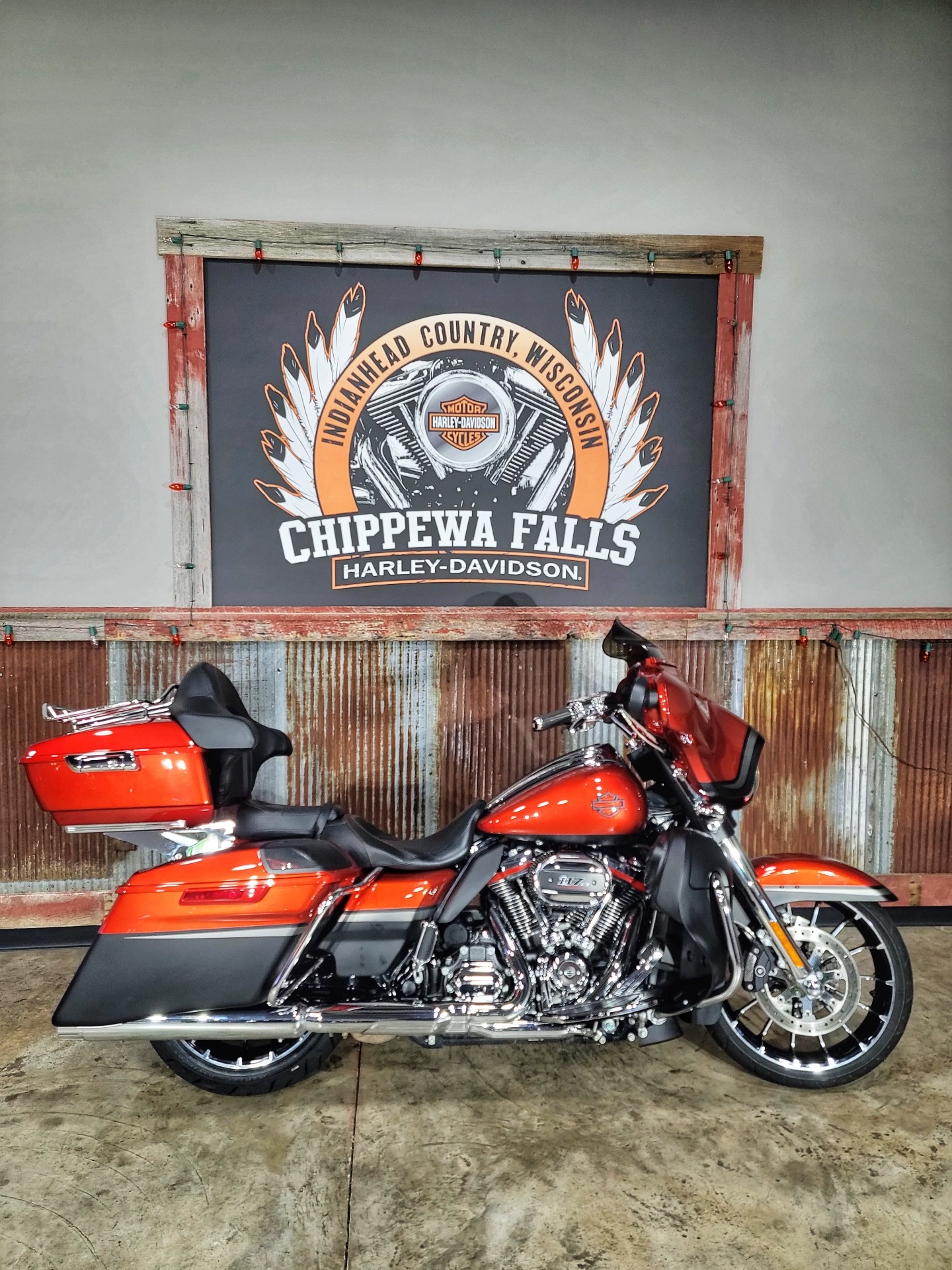 2018 Harley-Davidson CVO™ Street Glide® in Chippewa Falls, Wisconsin - Photo 2