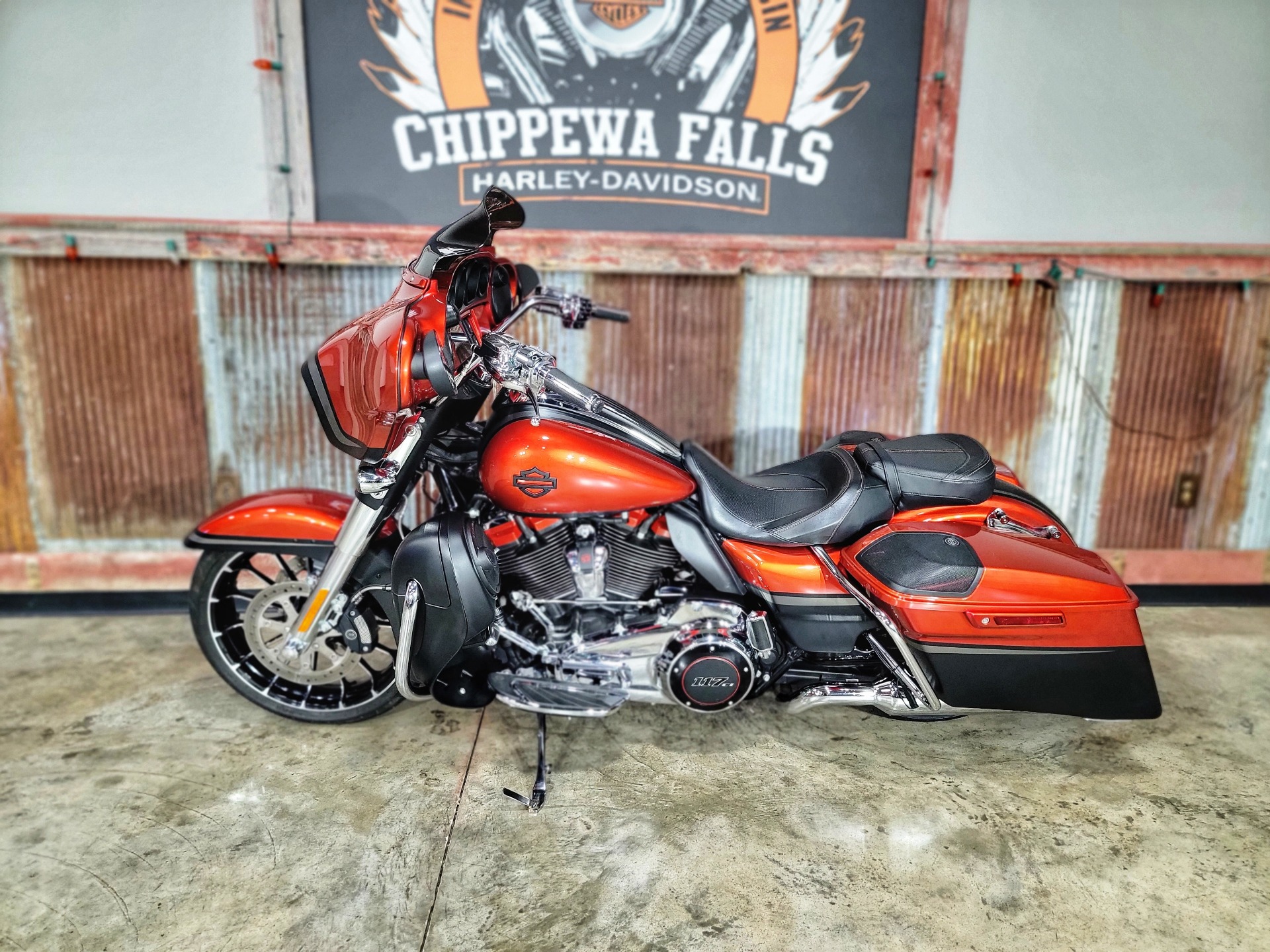 2018 Harley-Davidson CVO™ Street Glide® in Chippewa Falls, Wisconsin - Photo 12