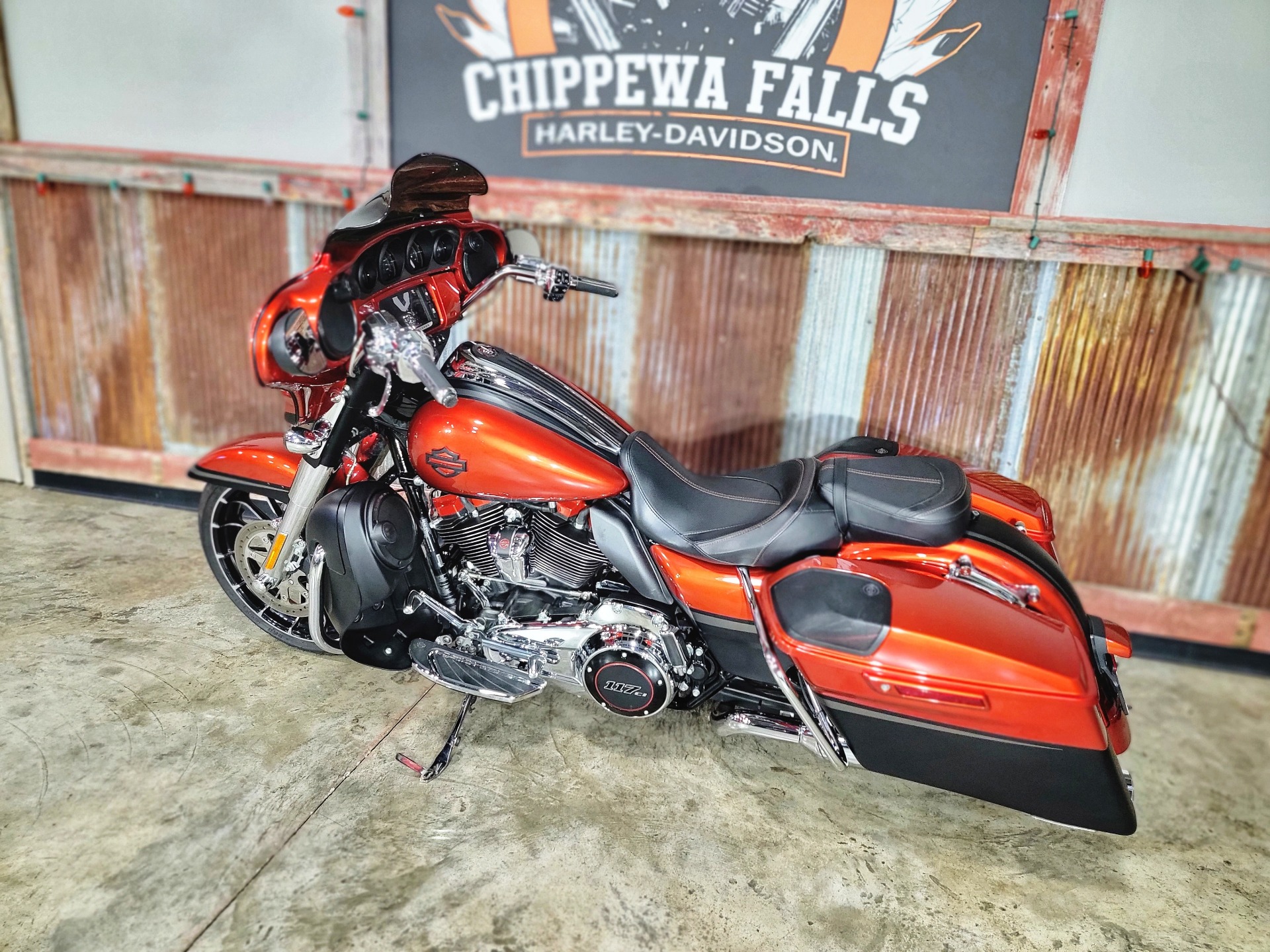 2018 Harley-Davidson CVO™ Street Glide® in Chippewa Falls, Wisconsin - Photo 14
