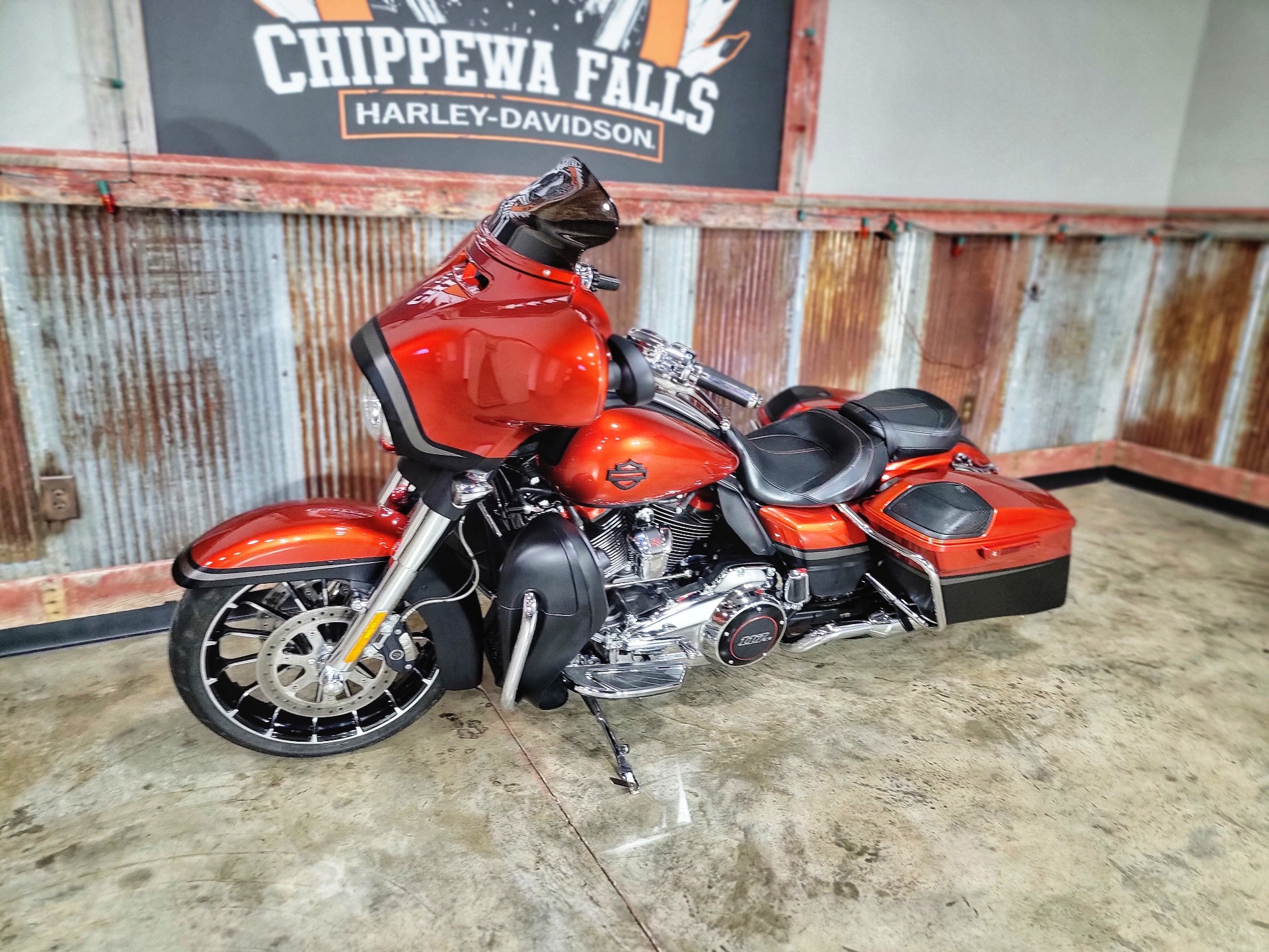 2018 Harley-Davidson CVO™ Street Glide® in Chippewa Falls, Wisconsin - Photo 15