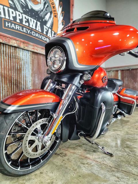 2018 Harley-Davidson CVO™ Street Glide® in Chippewa Falls, Wisconsin - Photo 19