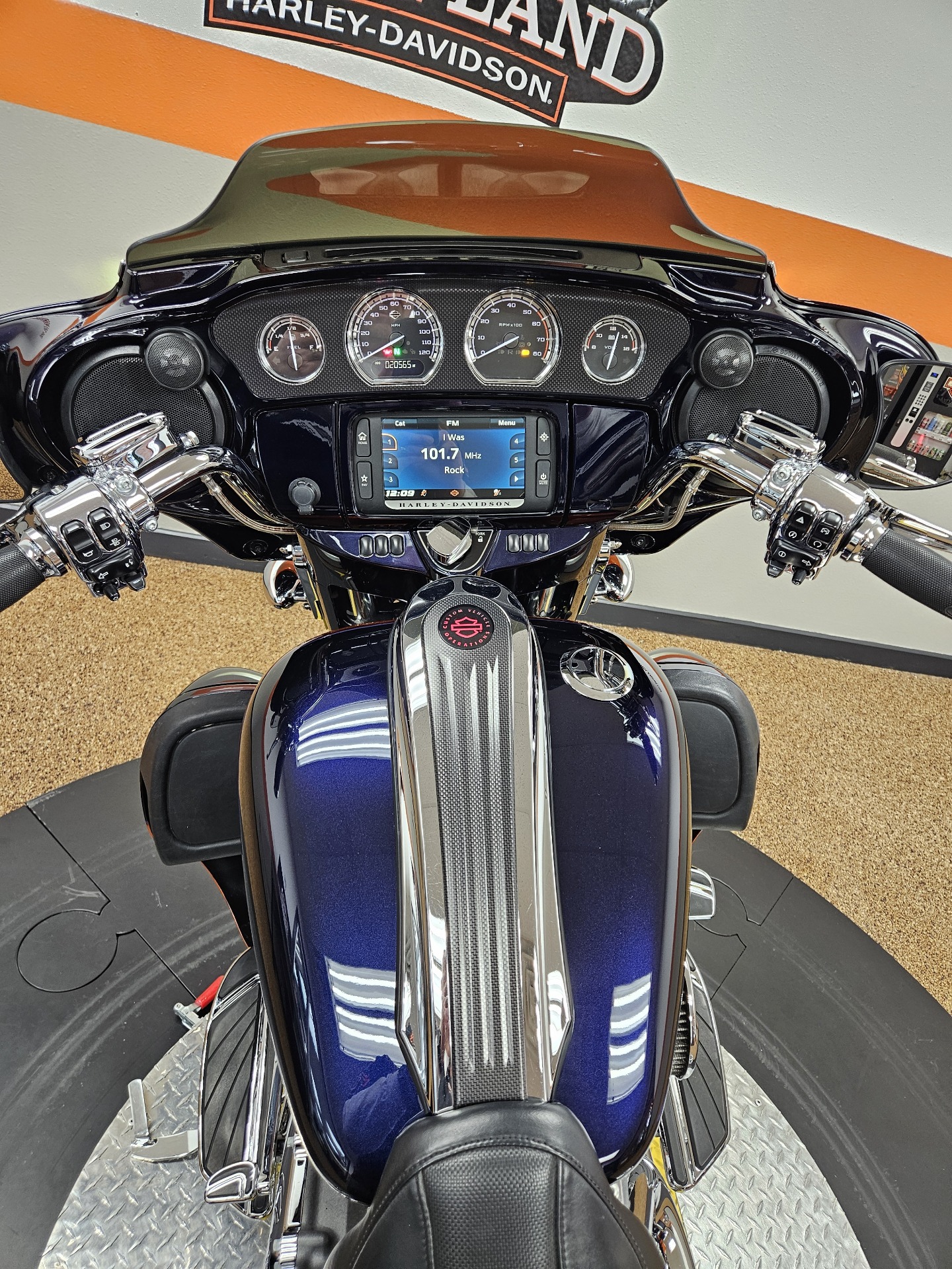 2015 Harley-Davidson CVO™ Street Glide® in Sauk Rapids, Minnesota - Photo 14
