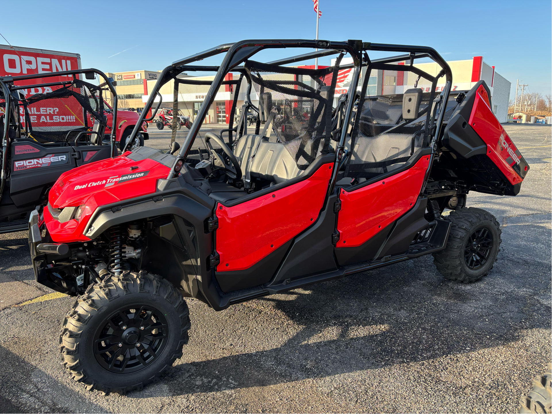 2023 Honda Pioneer 1000-6 Deluxe Crew in Fairview Heights, Illinois - Photo 2