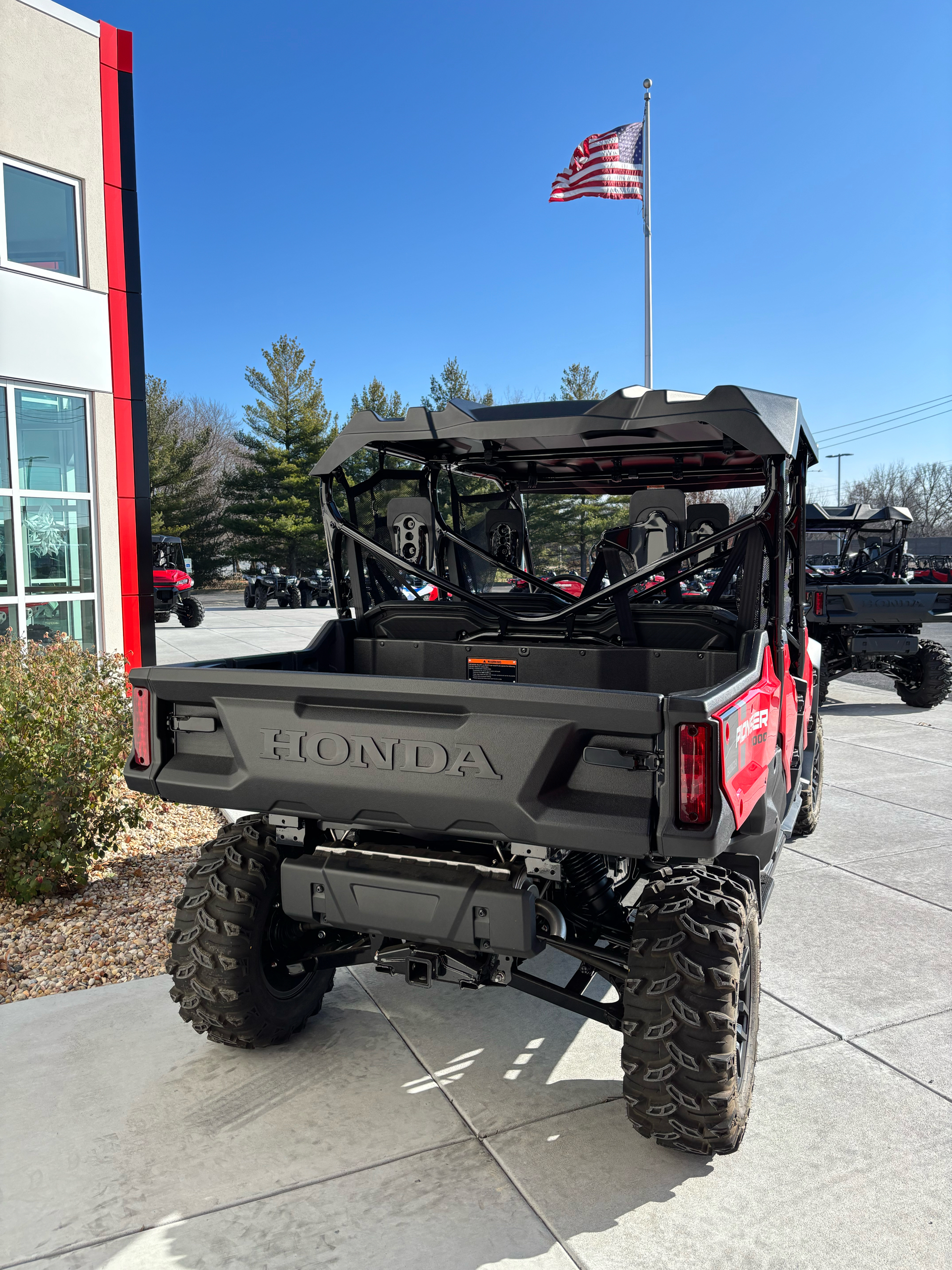 2023 Honda Pioneer 1000-6 Deluxe Crew in Fairview Heights, Illinois - Photo 6