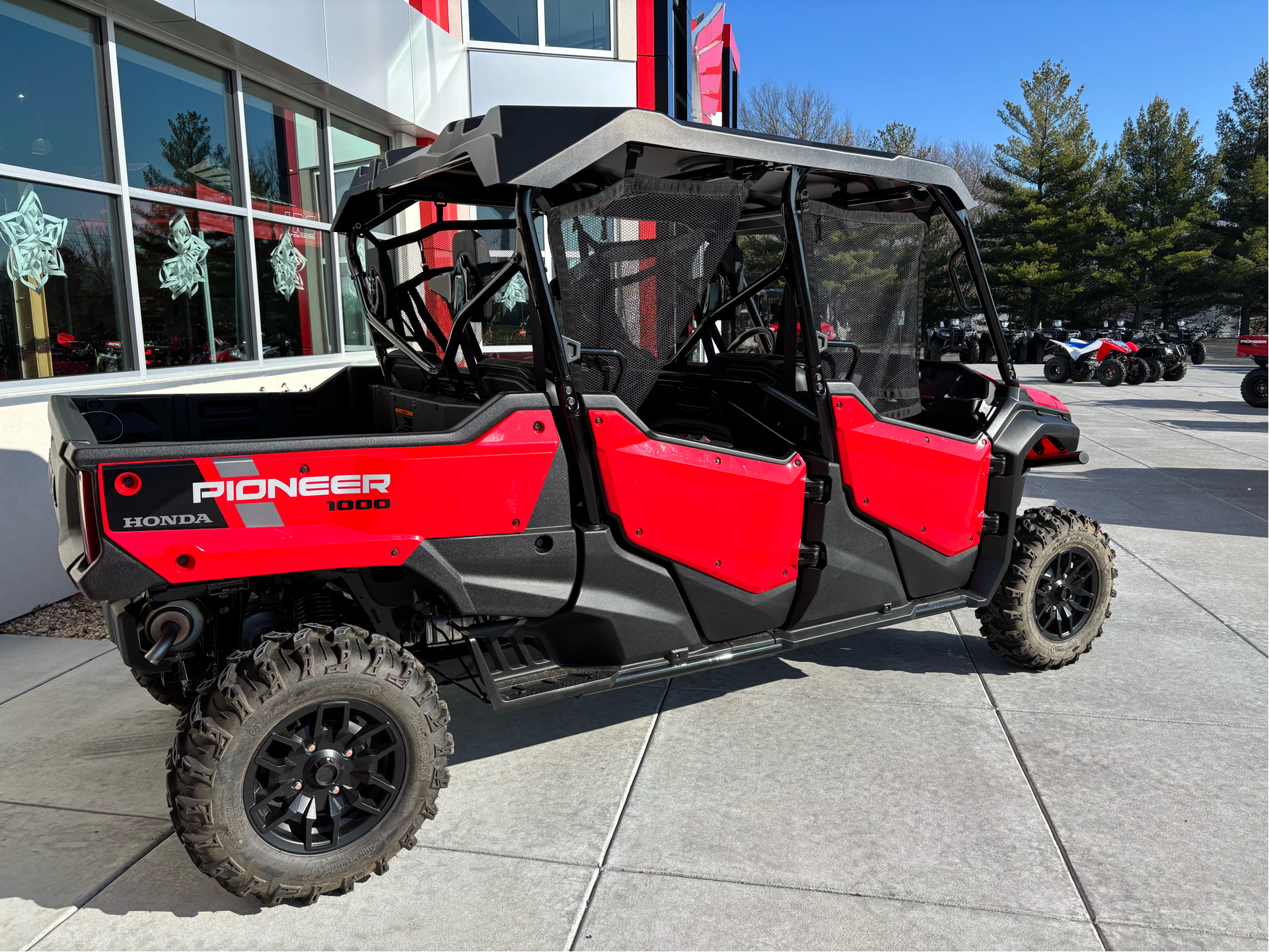 2023 Honda Pioneer 1000-6 Deluxe Crew in Fairview Heights, Illinois - Photo 4