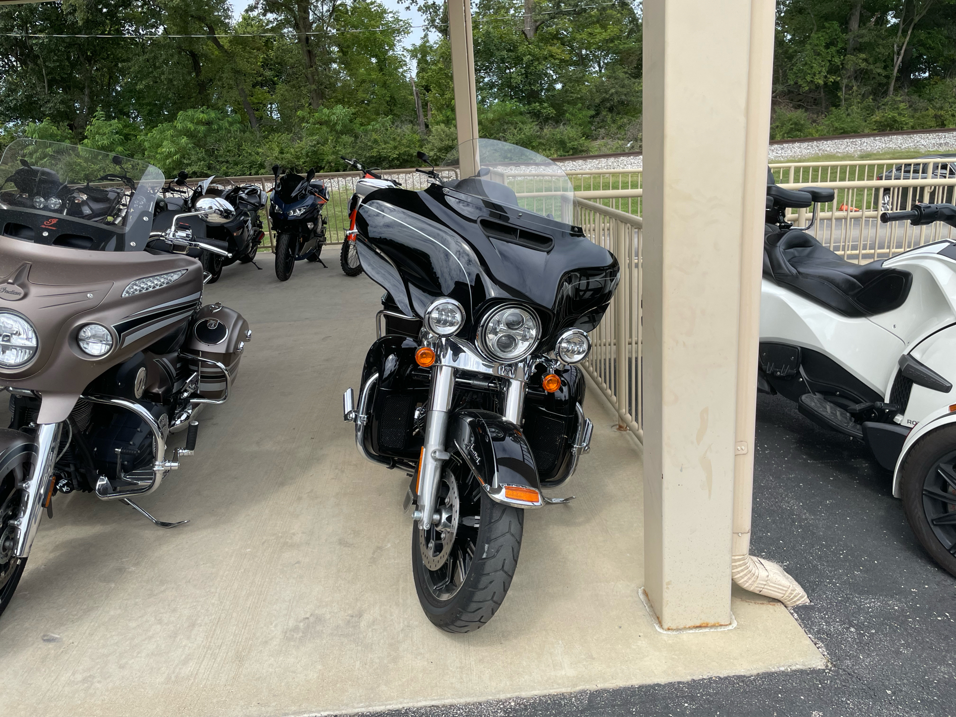 2017 Harley-Davidson Ultra Limited in O'Fallon, Illinois - Photo 2