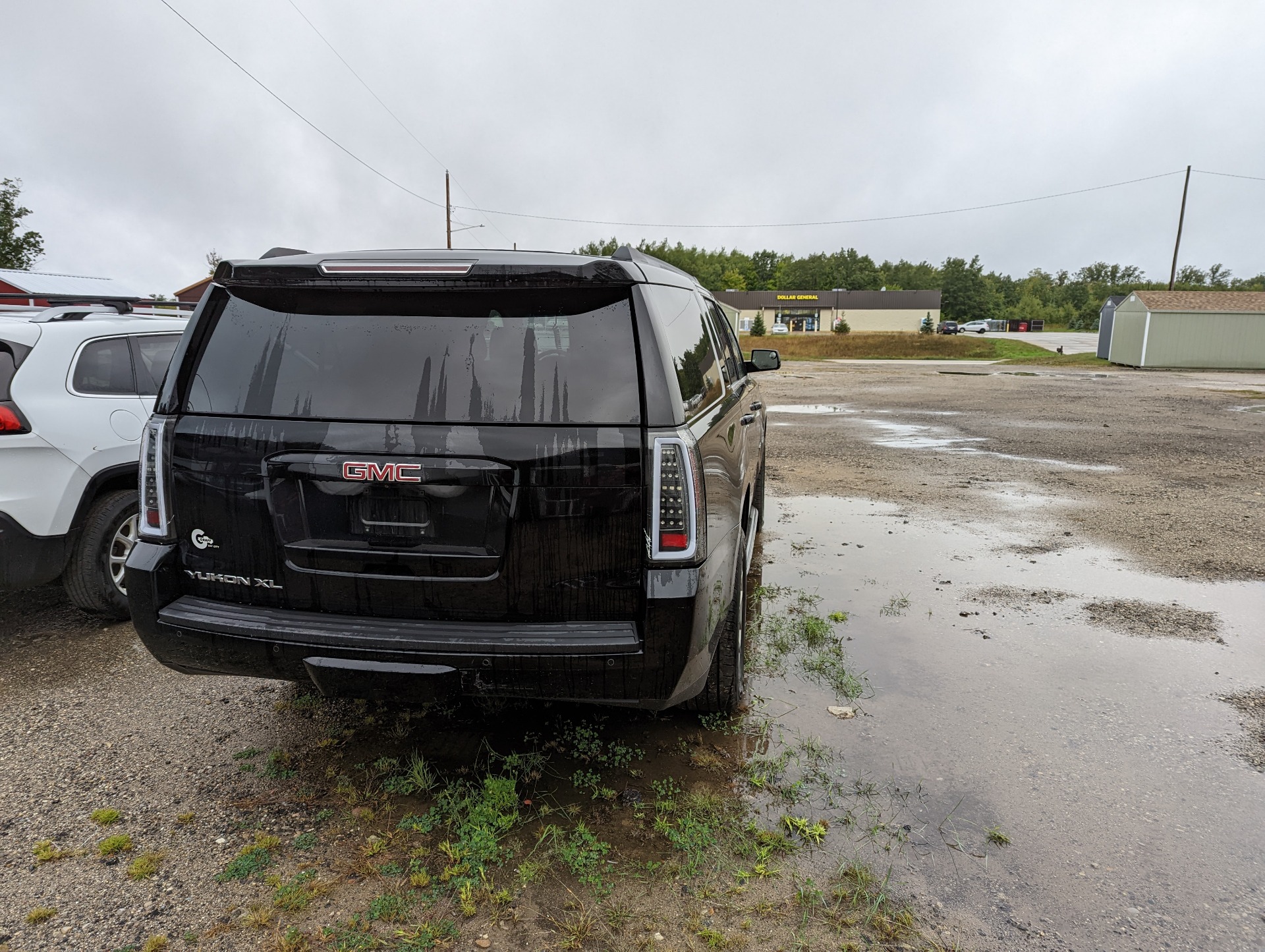2015 GMC Yukon XL SLE 4WD in Harrison, Michigan - Photo 3