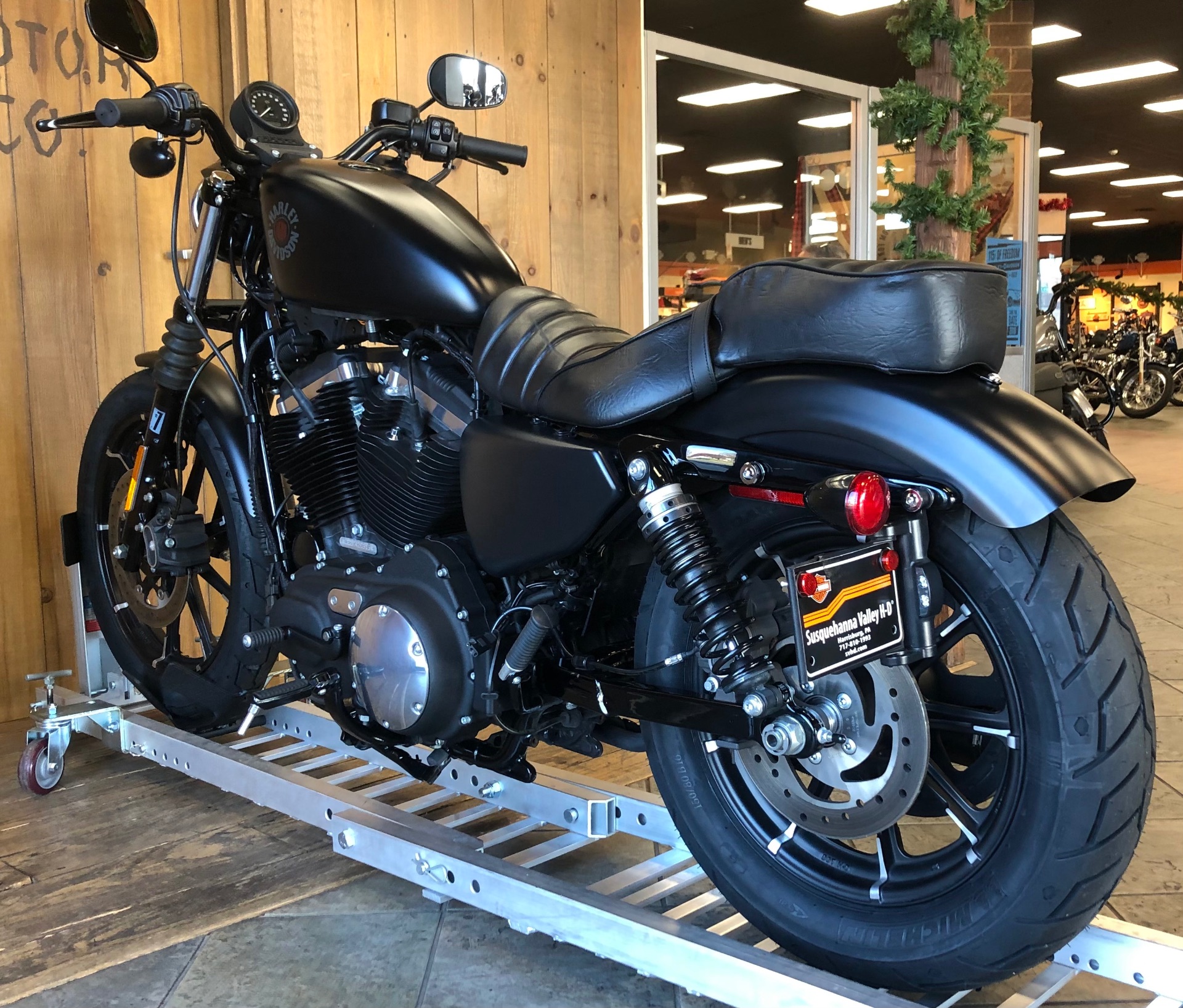 2019 Harley-Davidson Iron 883 in Harrisburg, Pennsylvania - Photo 5