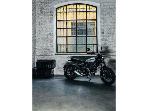 2022 Ducati Scrambler Icon Dark in New Haven, Vermont - Photo 5