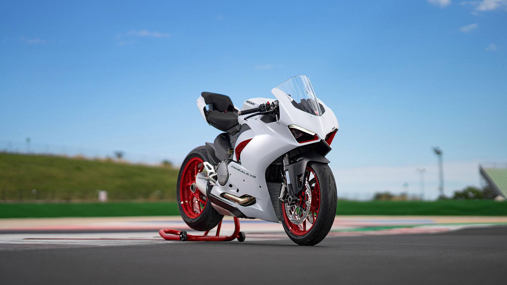 2023 Ducati Panigale V2 in New Haven, Vermont - Photo 5