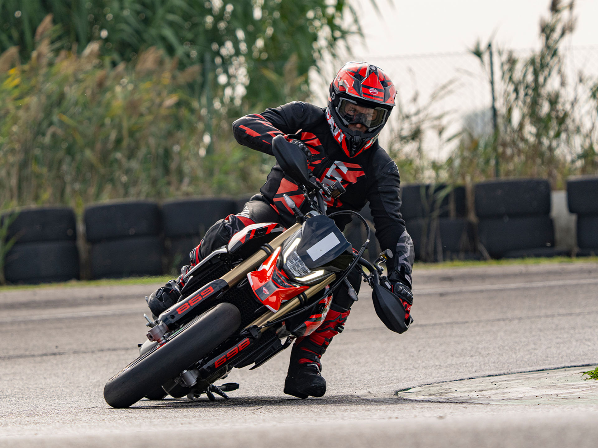 2025 Ducati Hypermotard 698 Mono RVE in Greer, South Carolina - Photo 13