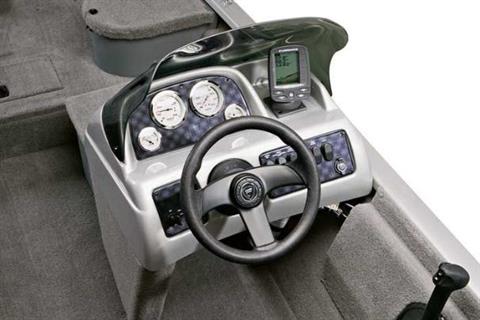 The console features easy-to-read instrumentation, a Lowrance fish finder and a tinted windscreen. - Photo 8
