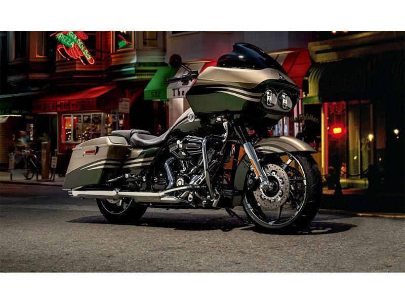 2013 Harley-Davidson CVO™ Road Glide® Custom in Loveland, Colorado - Photo 2