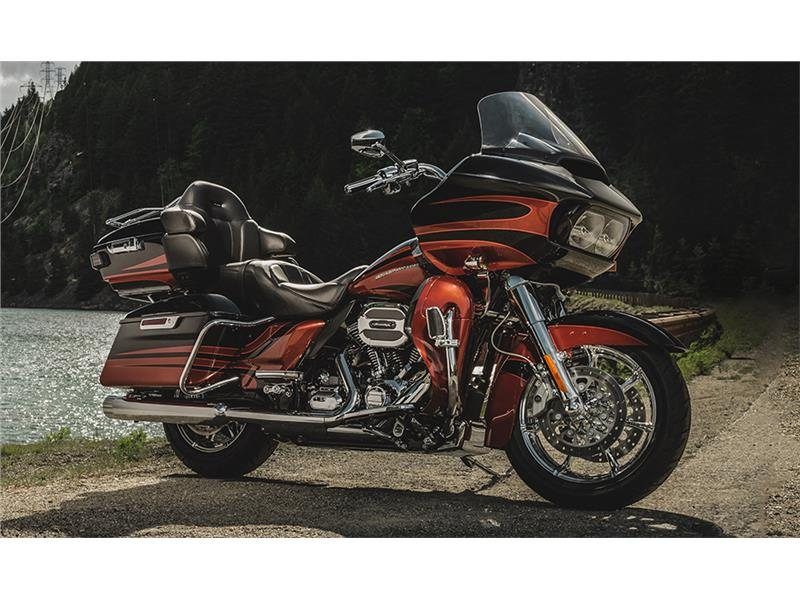 2015 Harley-Davidson CVO™ Road Glide® Ultra in Laurel, Mississippi - Photo 2