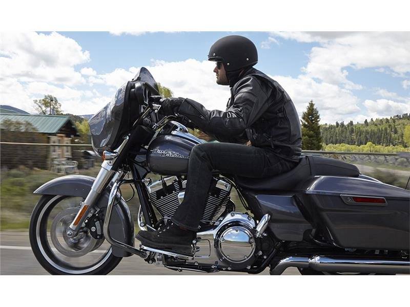 2015 Harley-Davidson Street Glide® in Monroe, Michigan - Photo 9