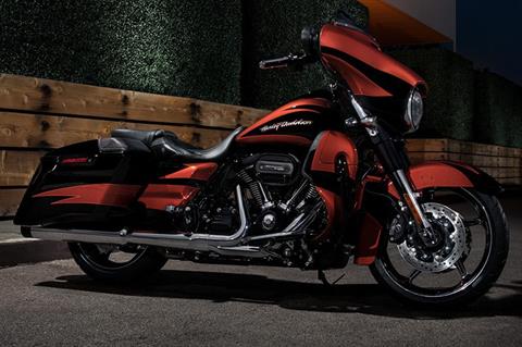 2017 Harley-Davidson CVO™ Street Glide® in Temple, Texas - Photo 2