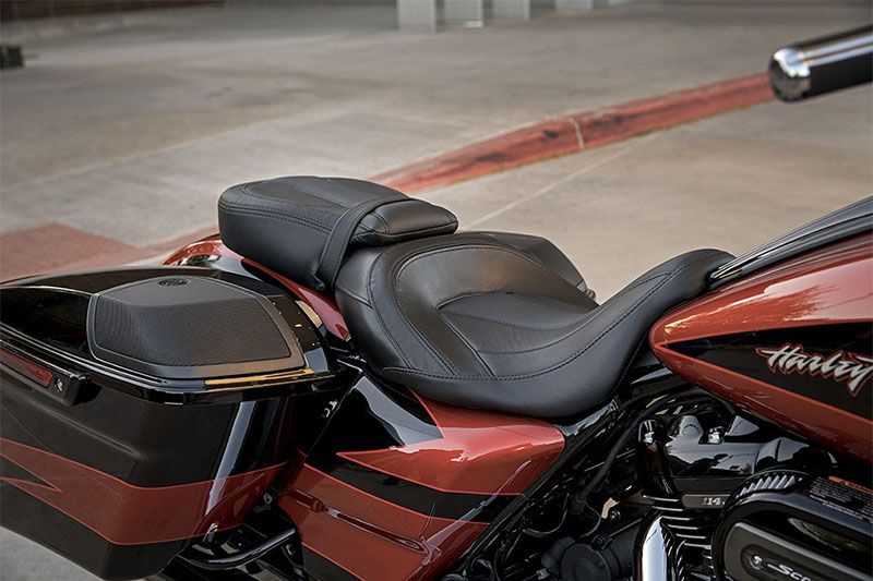2017 Harley-Davidson CVO™ Street Glide® in Temple, Texas - Photo 4