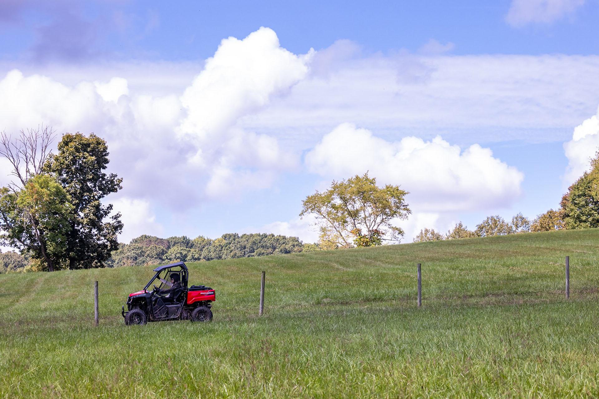 2022 Honda Pioneer 520 in Long Island City, New York - Photo 5