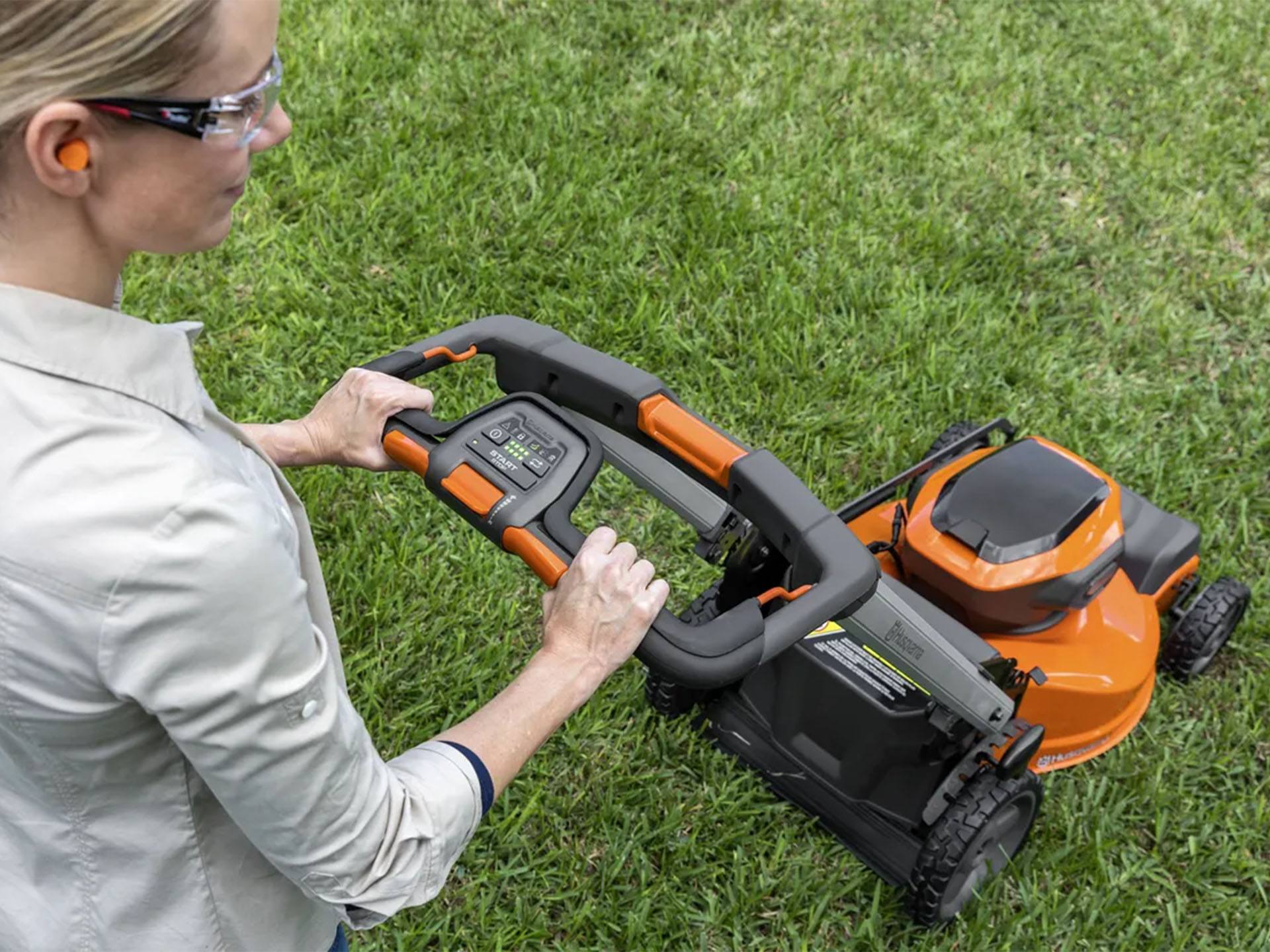 Husqvarna Power Equipment Lawn Xpert 21 in. LE-322 (battery and charger included) in Berlin, New Hampshire - Photo 7