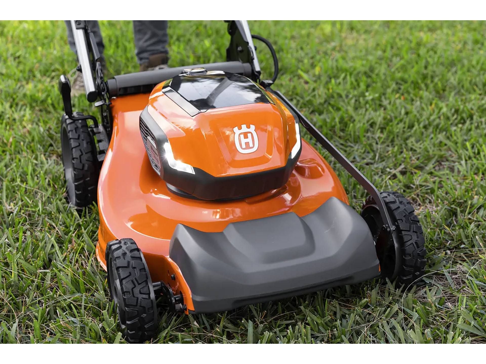 Husqvarna Power Equipment Lawn Xpert 21 in. LE-322 (battery and charger included) in Gunnison, Utah - Photo 8