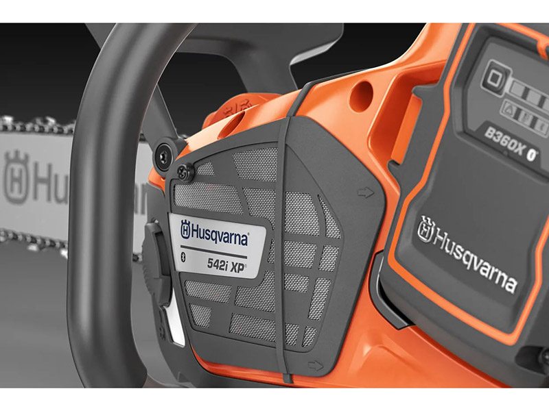 Husqvarna Power Equipment 542i XP 14 in. bar (battery and charger included) in Chester, Vermont - Photo 4