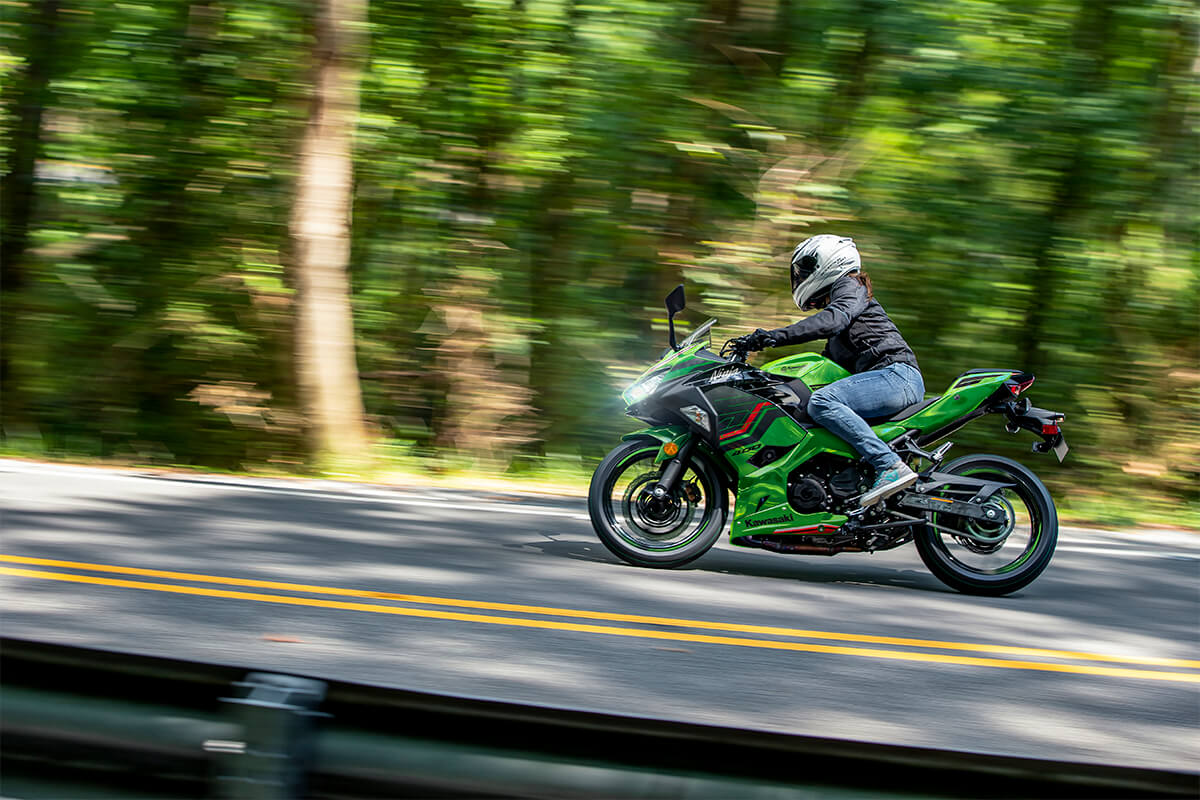 2023 Kawasaki Ninja 400 KRT Edition in Northampton, Massachusetts - Photo 18