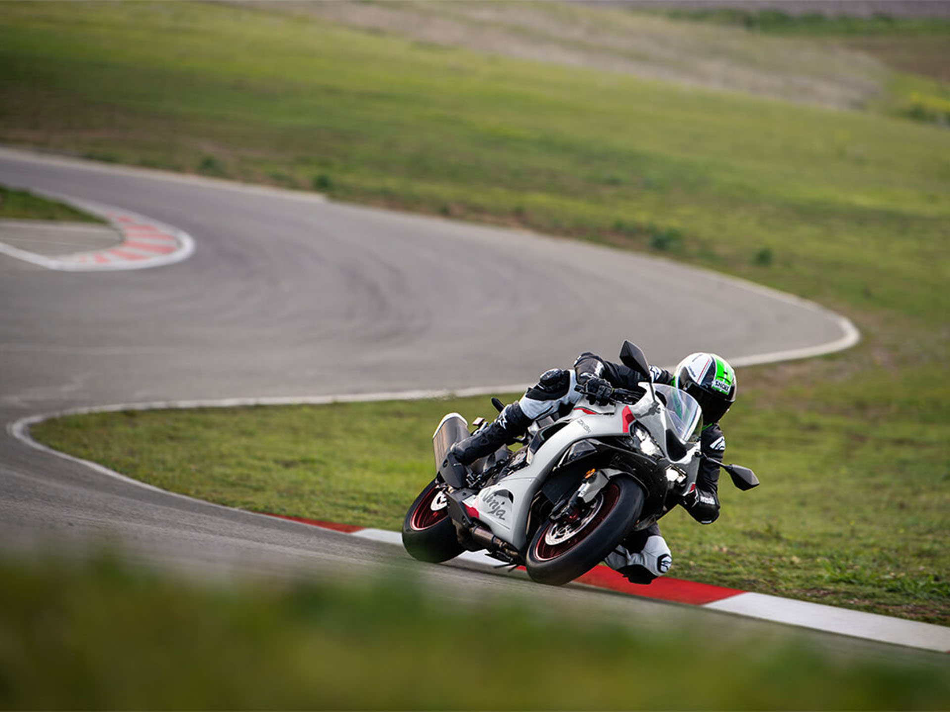 2025 Kawasaki Ninja ZX-6R ABS in Asheville, North Carolina - Photo 13