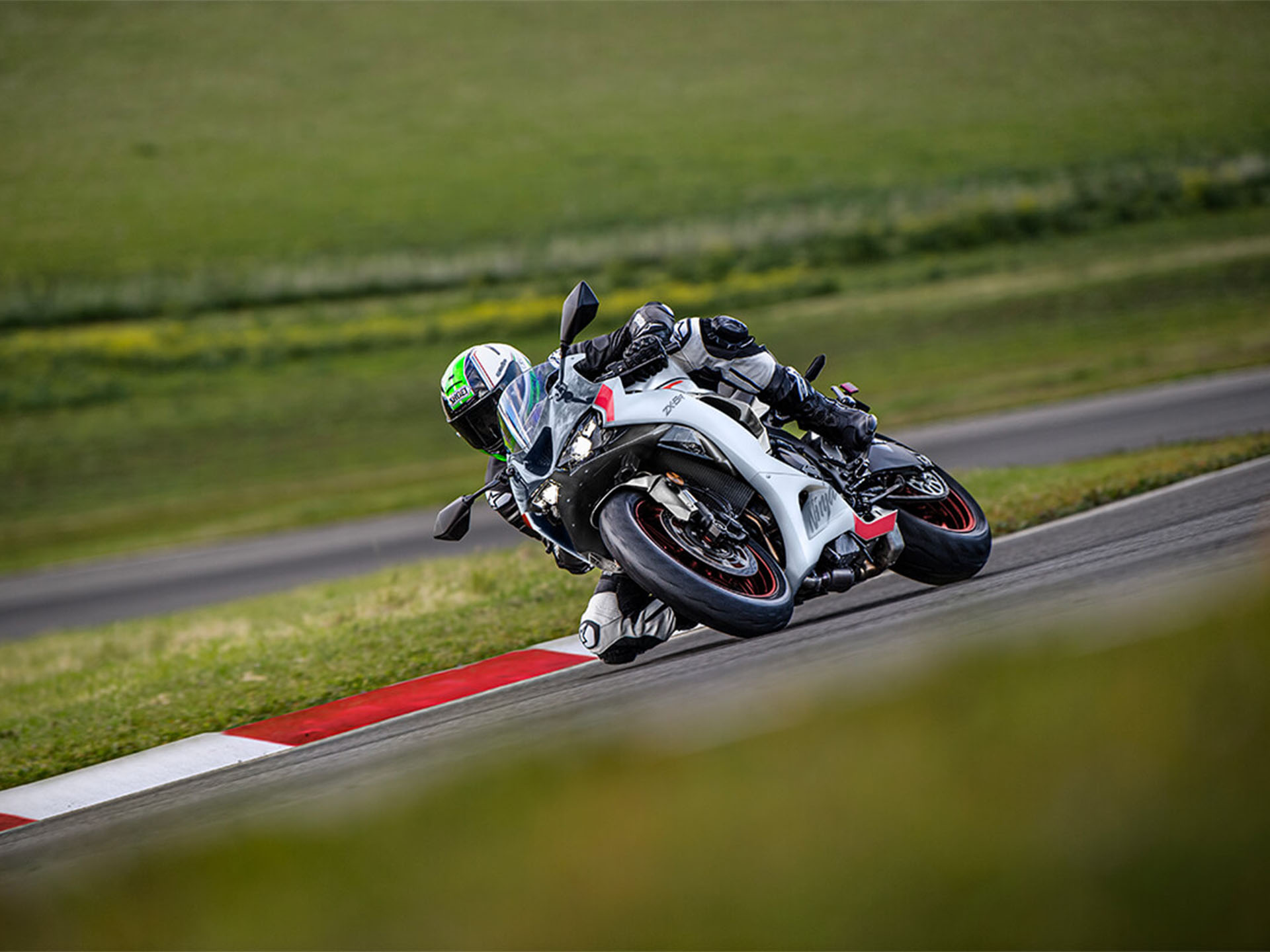 2025 Kawasaki Ninja ZX-6R ABS in Asheville, North Carolina - Photo 14