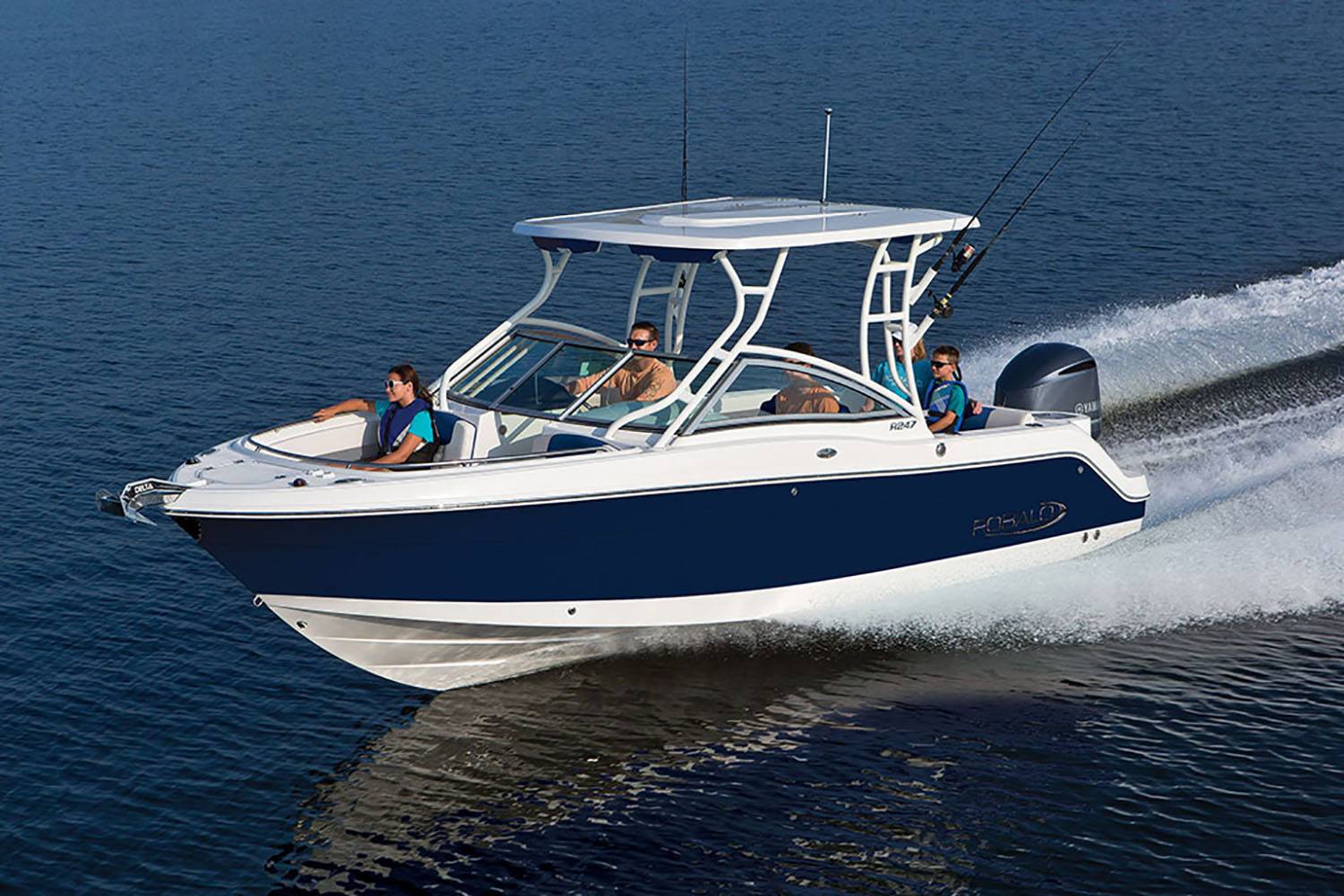 2022 Robalo R247 Dual Console in Lakeport, California - Photo 2
