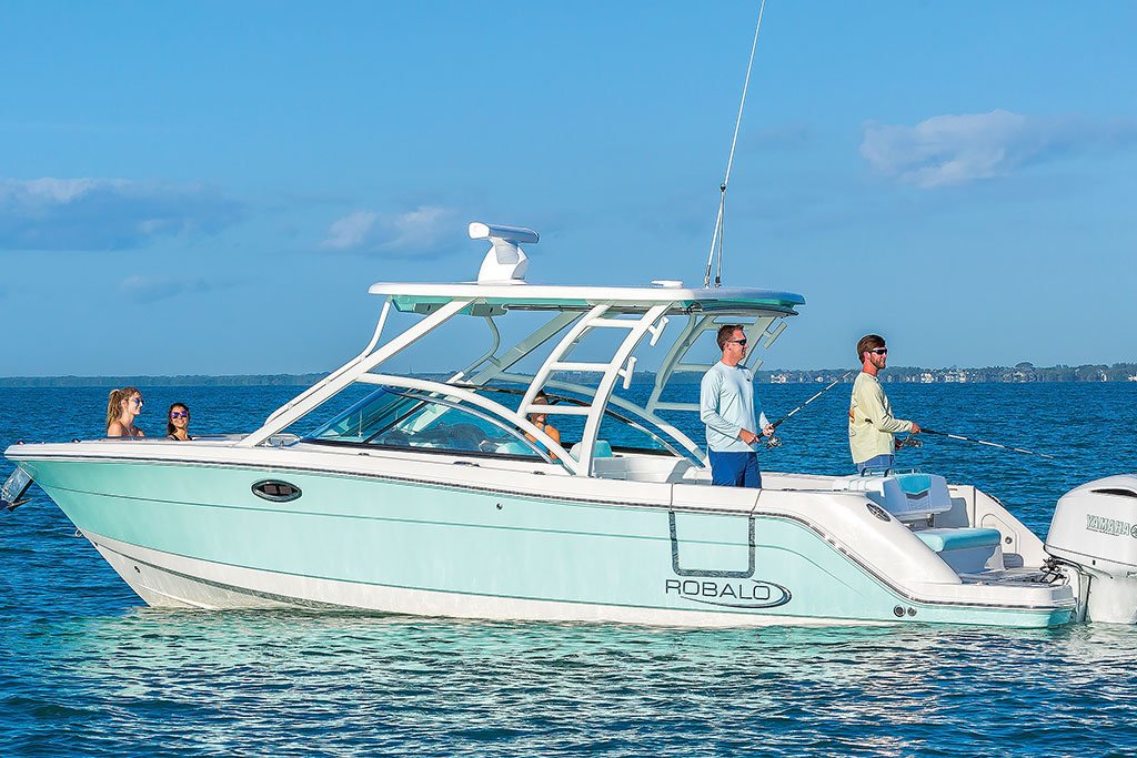 2022 Robalo R317 Dual Console in Lakeport, California