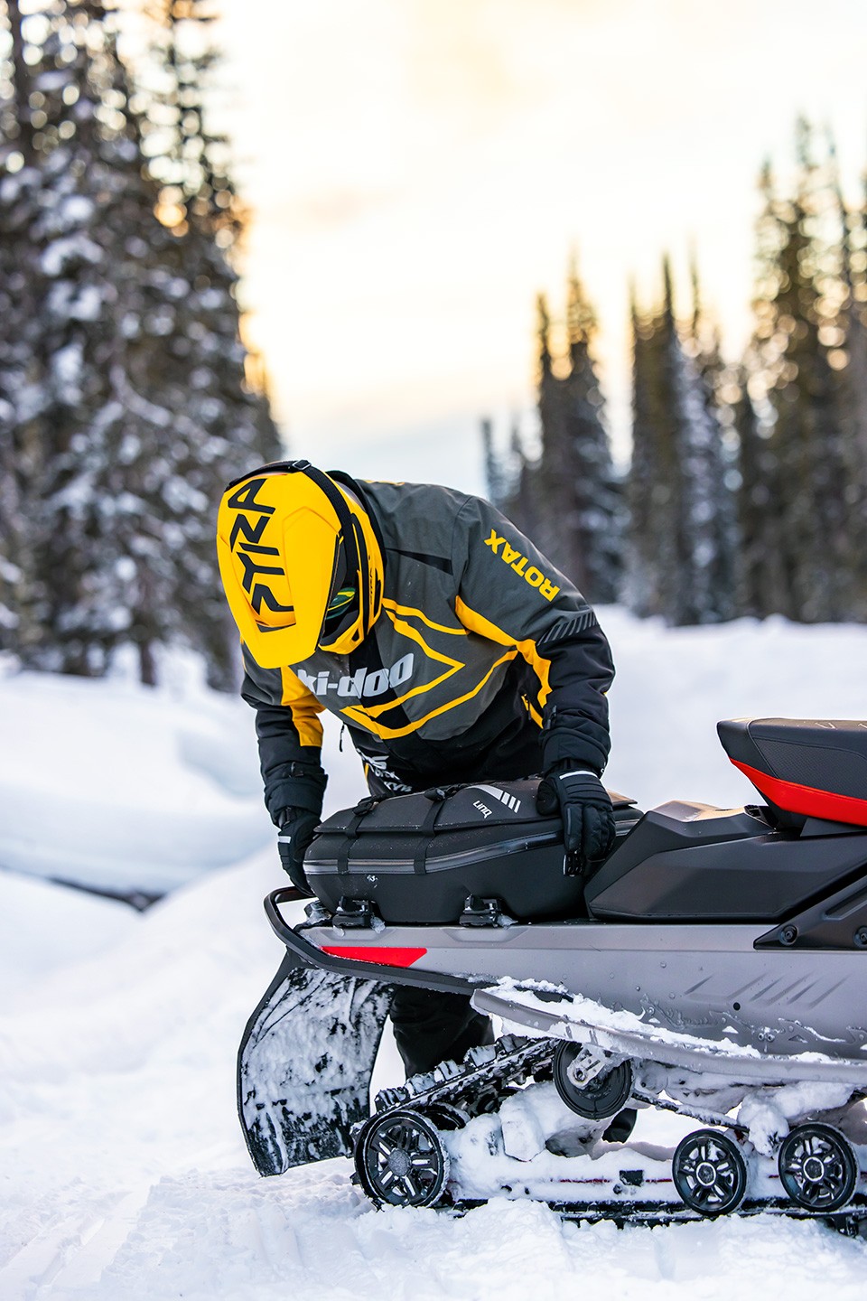 2023 Ski-Doo Renegade X-RS 850 E-TEC ES Ice Ripper XT 1.25 w/ 10.5 in. Touchscreen in Cohoes, New York - Photo 2