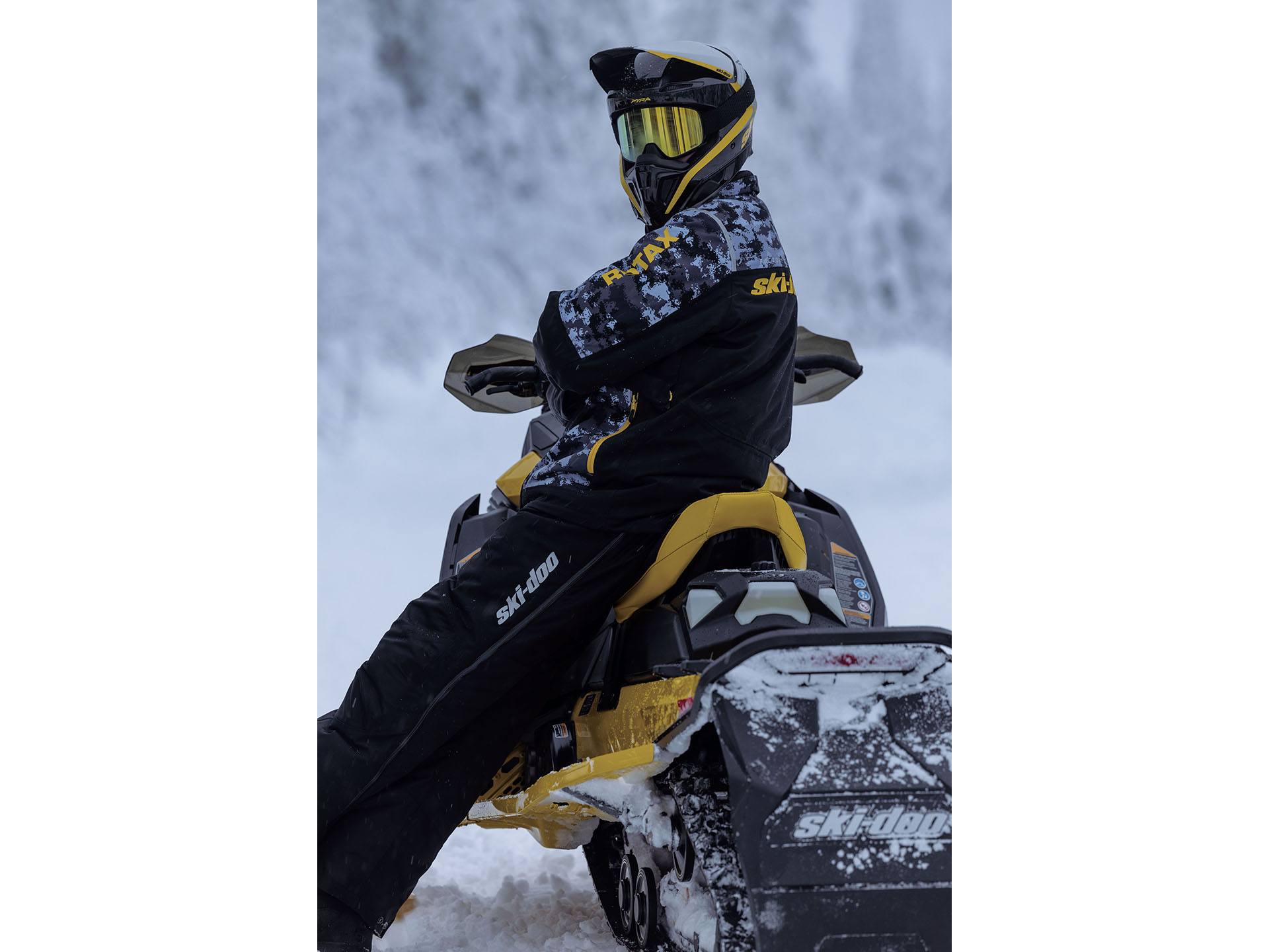 2025 Ski-Doo MXZ X-RS w/ Competition Package 850 E-TEC Turbo R SHOT RipSaw II 2-Ply 1.25 in Huron, Ohio - Photo 11
