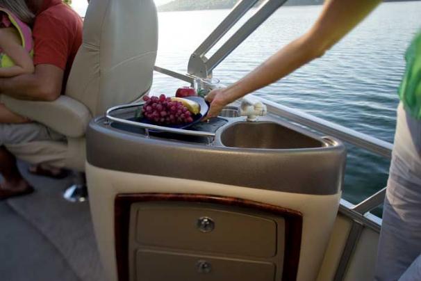The starboard refreshment center has everything you need to prepare a picnic. - Photo 11