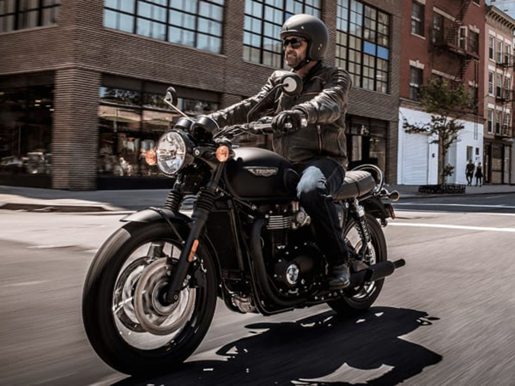 2025 Triumph Bonneville T120 Black in Pensacola, Florida - Photo 10