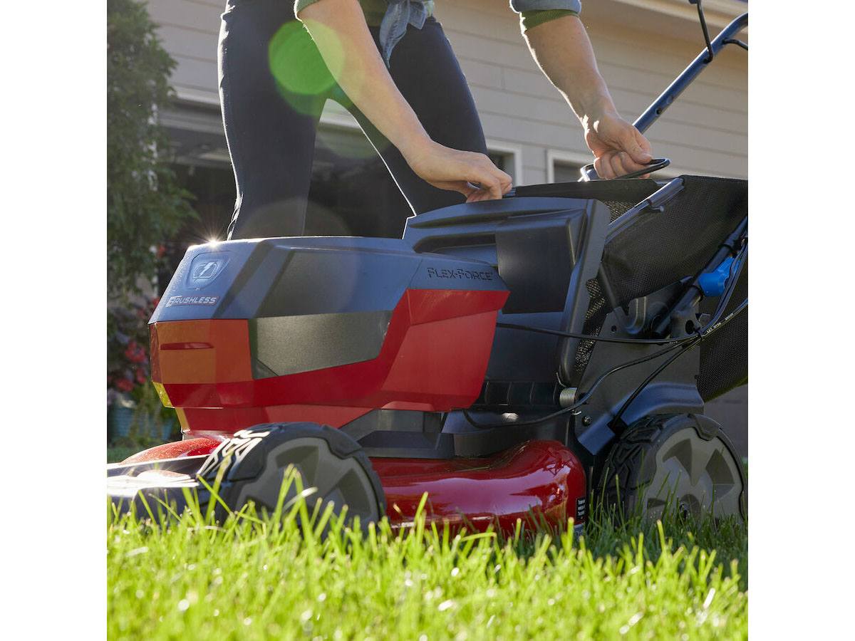 Toro Recycler 21 in. 60V Max Self-Propel w/ SmartStow w/ 6.0Ah Battery in New Durham, New Hampshire - Photo 7
