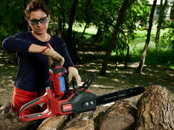 Toro 60V MAX 16 in. Brushless Chainsaw with 2.5Ah Battery in Thief River Falls, Minnesota - Photo 9