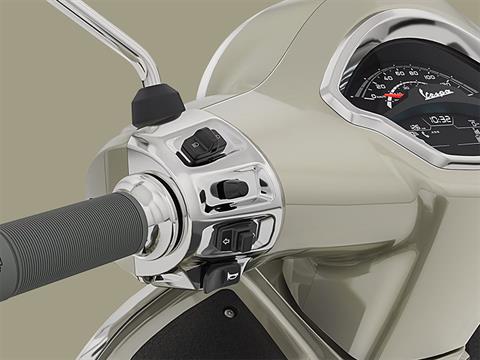 2025 Vespa GTS 300 in White Plains, New York - Photo 9